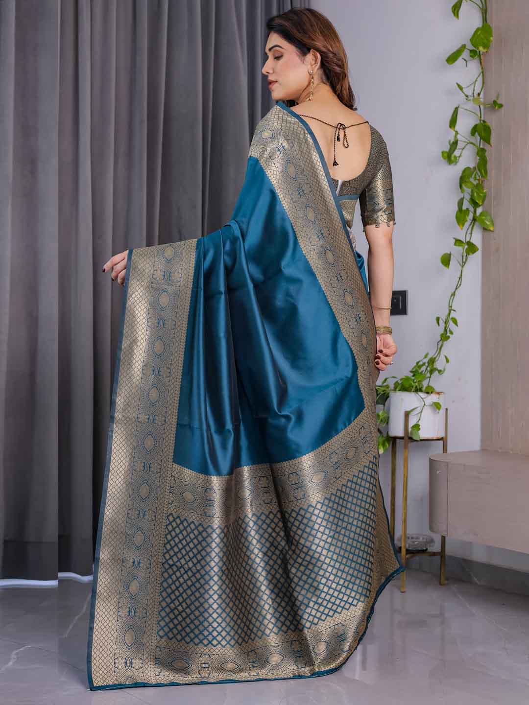 Urban Pallu Woven Design Silk Blend Festive Saree