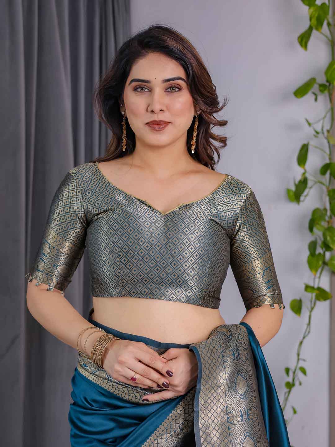 Urban Pallu Woven Design Silk Blend Festive Saree