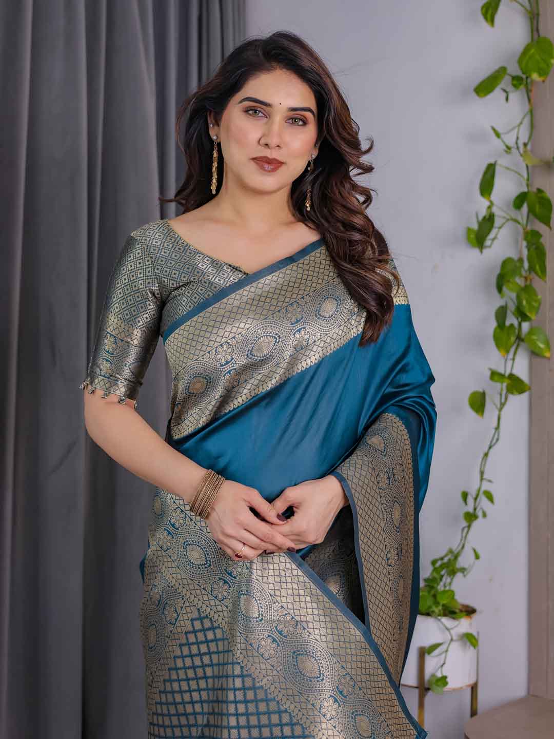 Urban Pallu Woven Design Silk Blend Festive Saree
