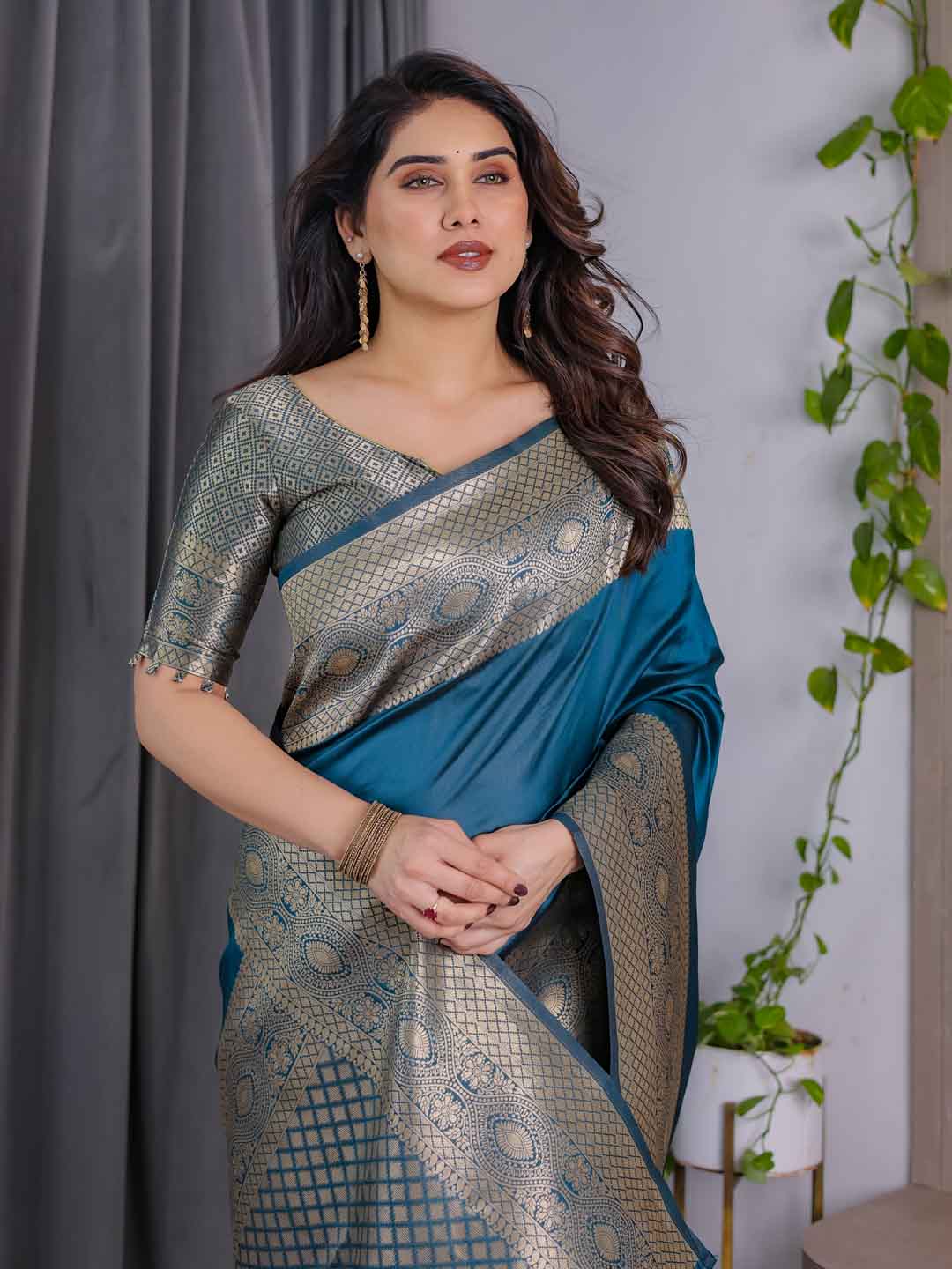 Urban Pallu Woven Design Silk Blend Festive Saree