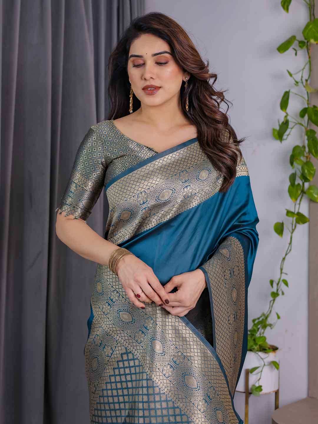 Urban Pallu Woven Design Silk Blend Festive Saree