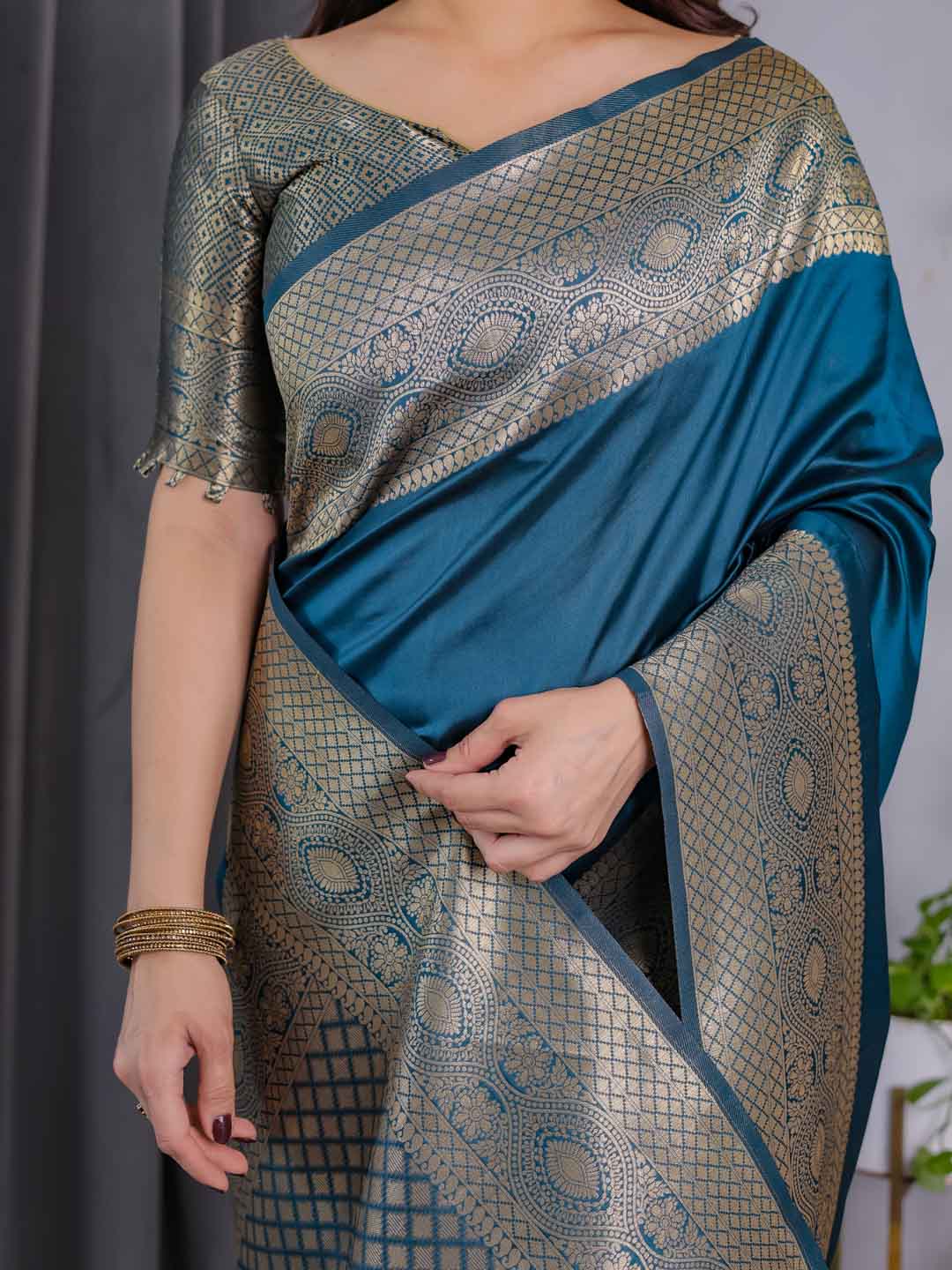 Urban Pallu Woven Design Silk Blend Festive Saree