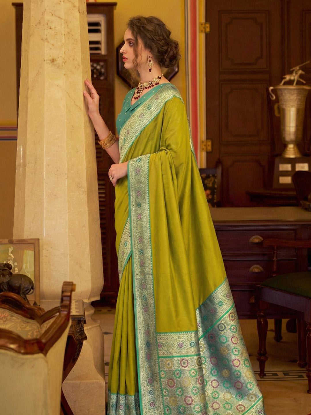 Urban Pallu Woven Design Silk Blend Daily Saree