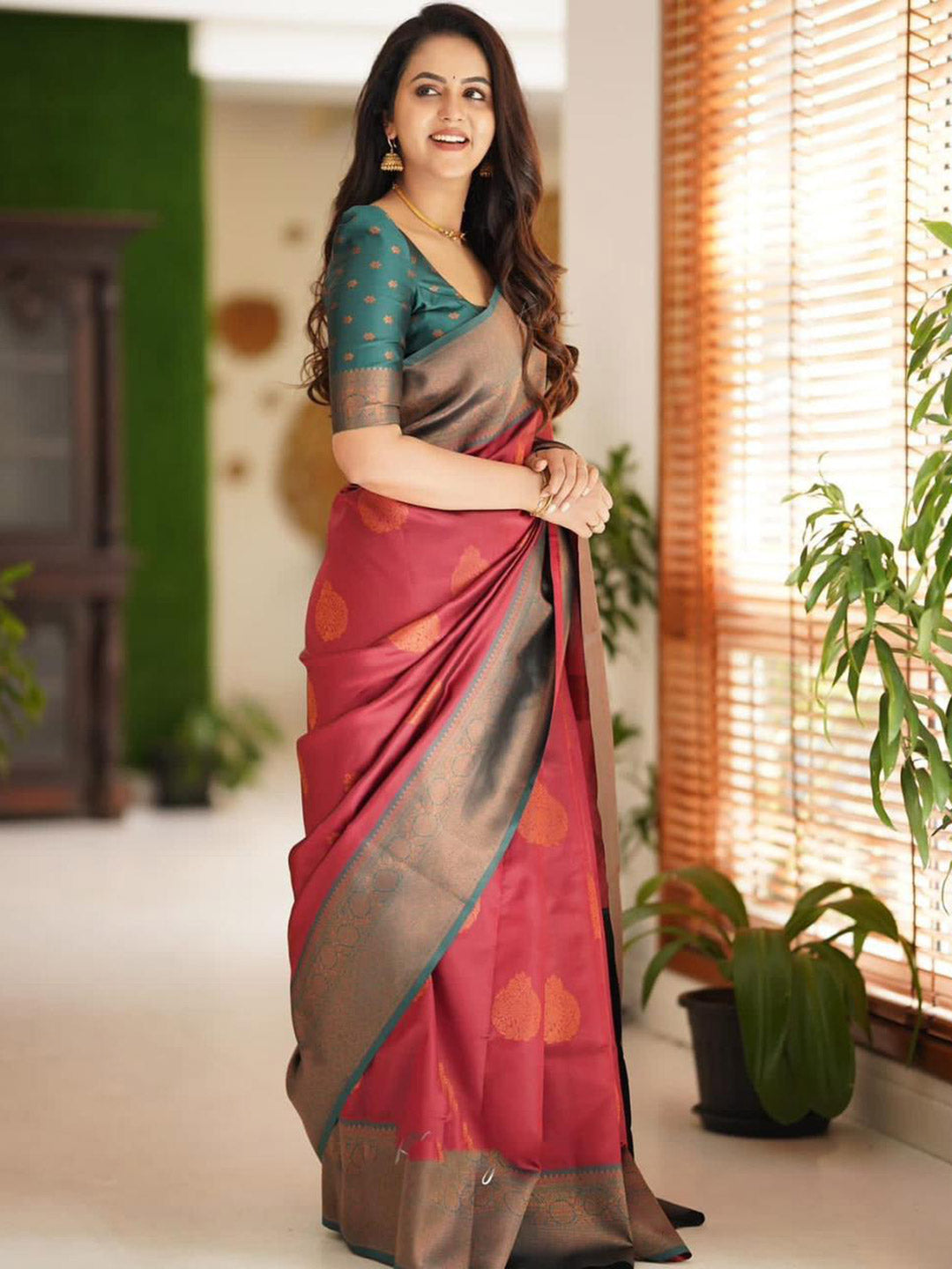 Urban Pallu Woven Design Silk Blend Traditional Saree