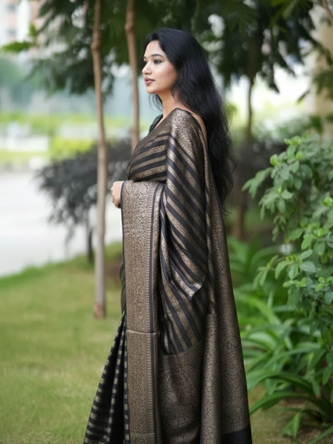 Urban Pallu Woven Design Silk Blend Traditional Saree