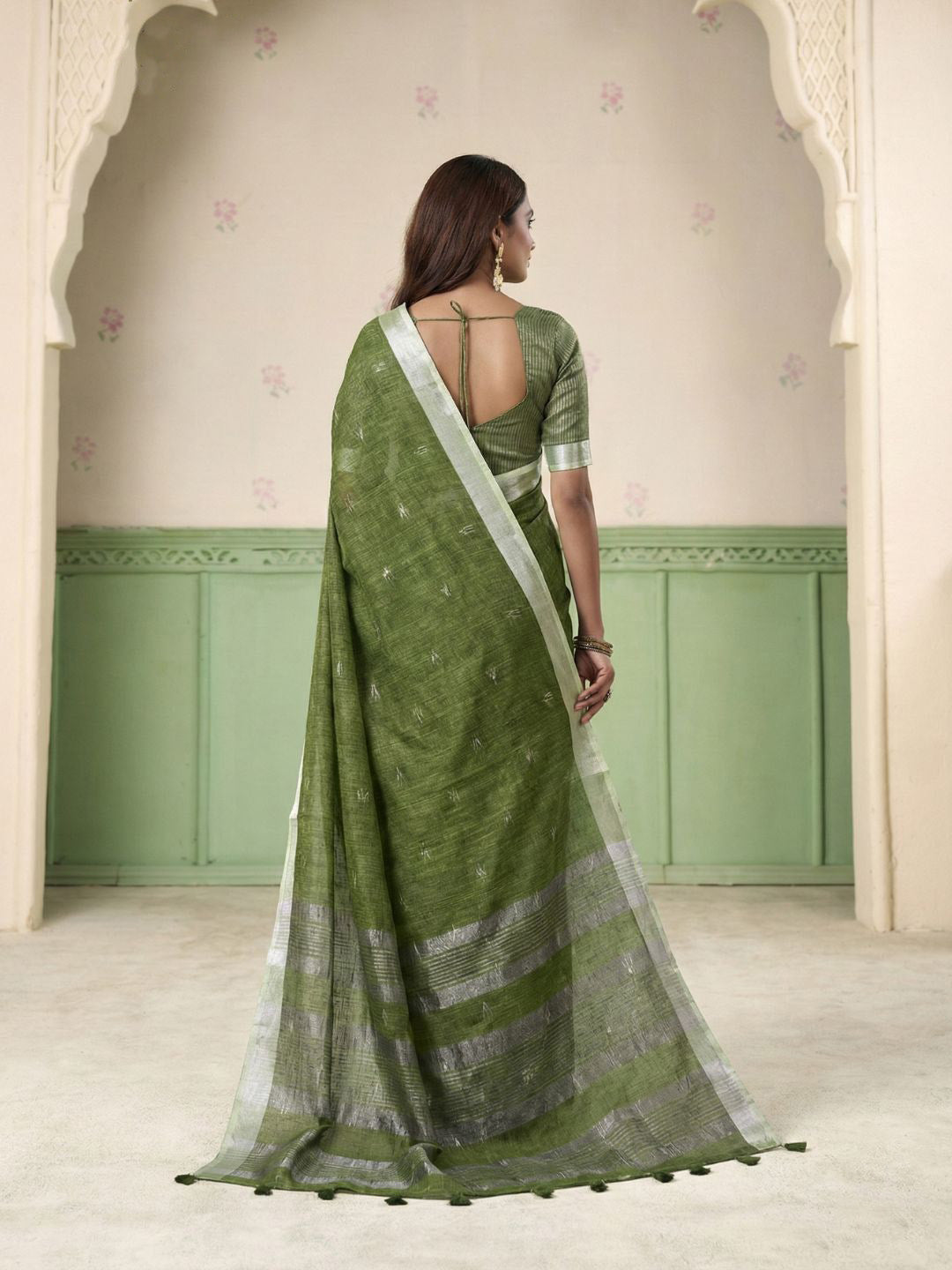 Urban Pallu Woven Design Silk Blend Traditional Saree