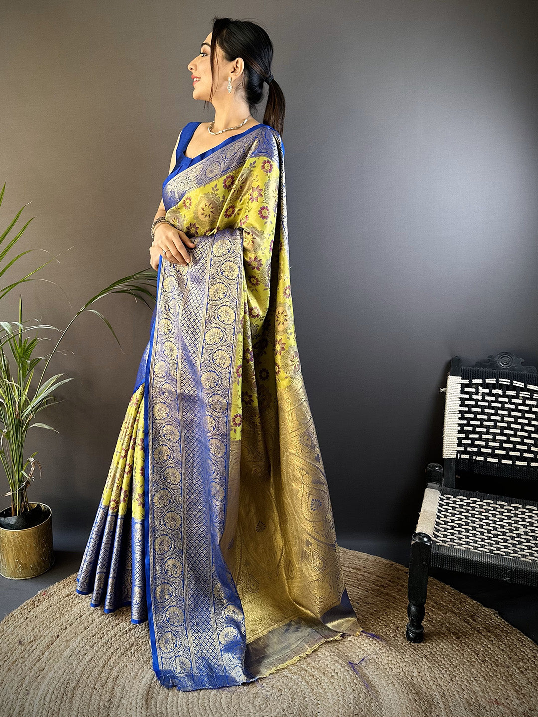 Urban Pallu Woven Design Silk Blend Traditional Saree