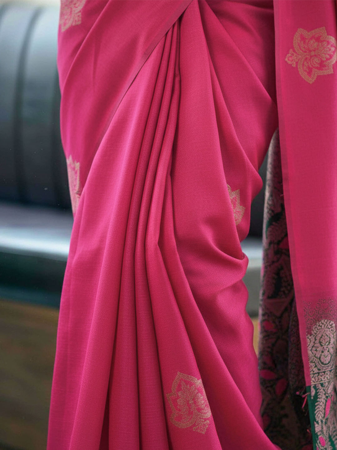 Urban Pallu Woven Design Silk Blend Traditional Saree