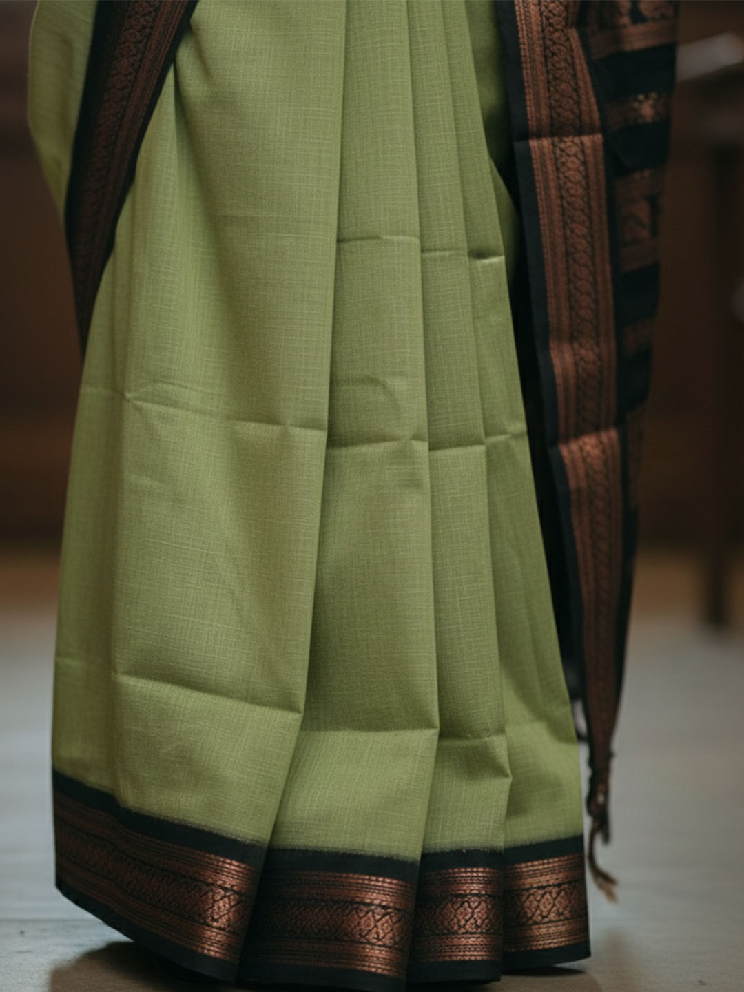 Urban Pallu Woven Design Silk Blend Traditional Saree