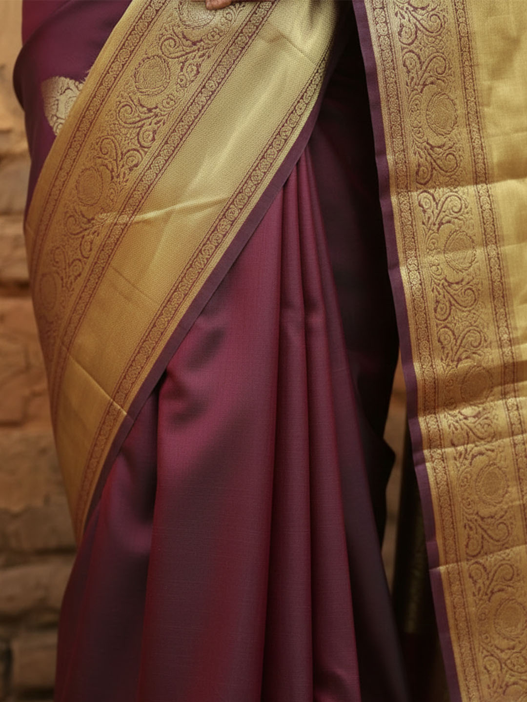 Urban Pallu Woven Design Silk Blend Traditional Saree
