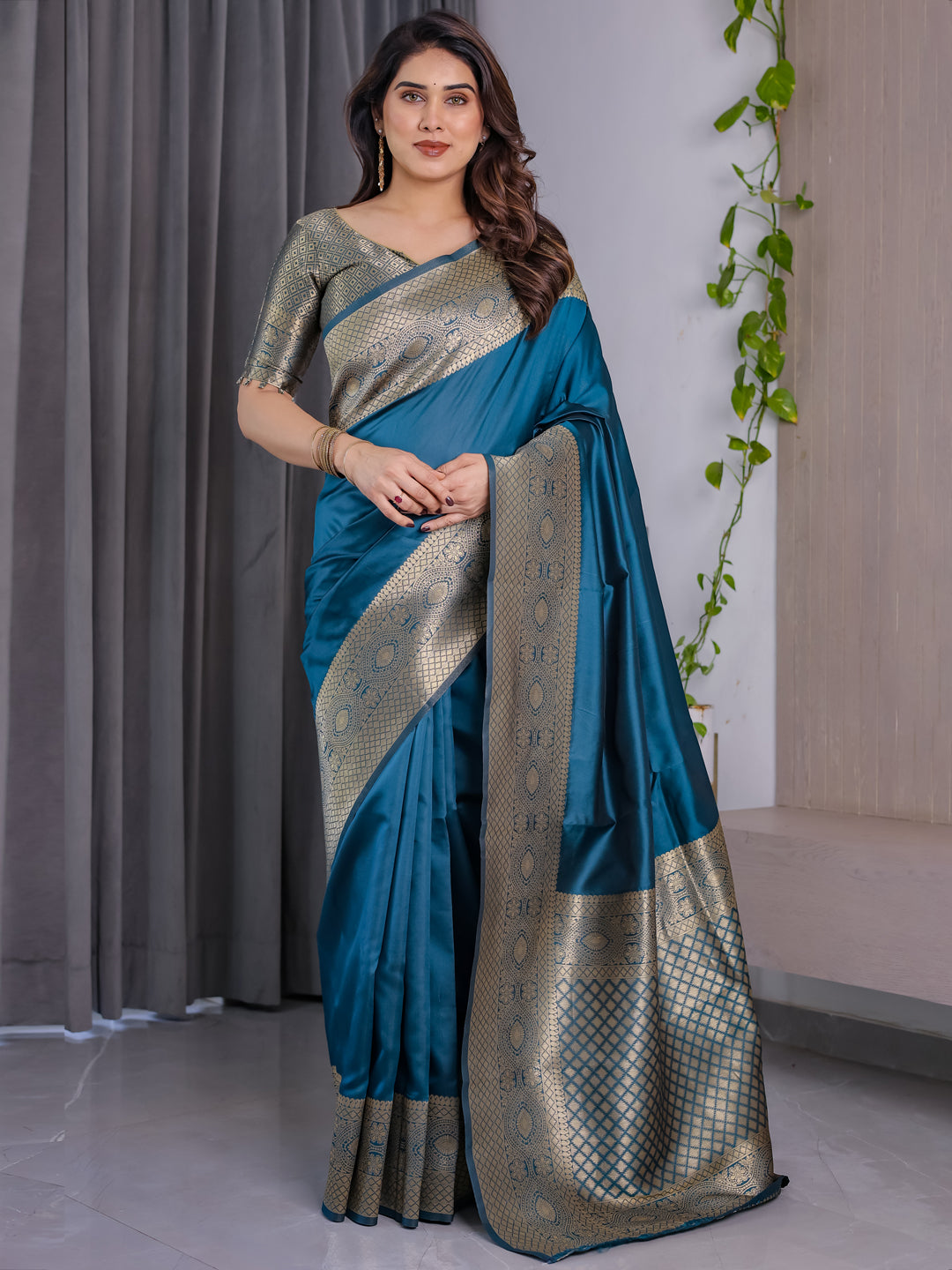 Urban Pallu Woven Design Silk Blend Festive Saree