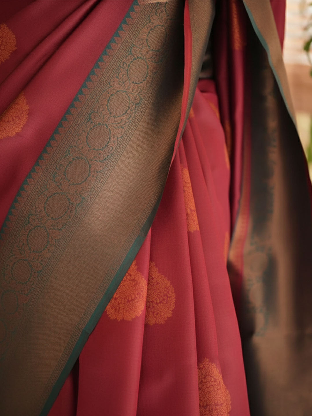 Urban Pallu Woven Design Silk Blend Traditional Saree