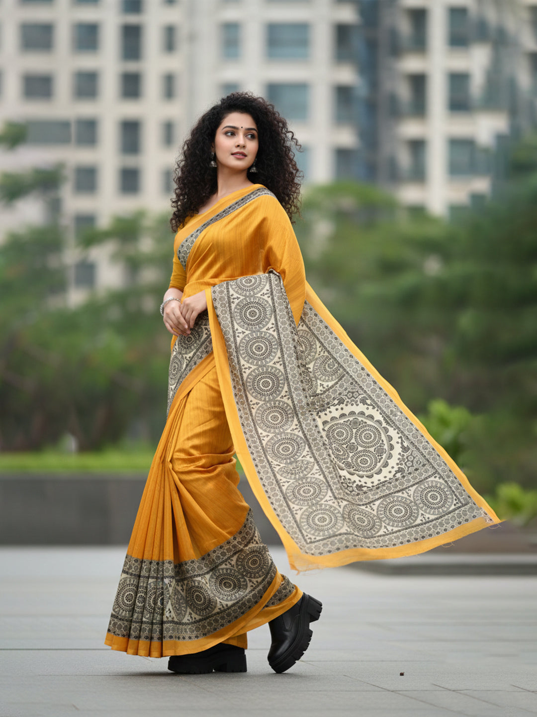 Urban Pallu Solid Silk Blend Festive Saree