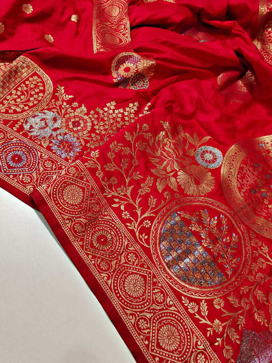 Urban Pallu Woven Design Silk Blend Traditional Saree