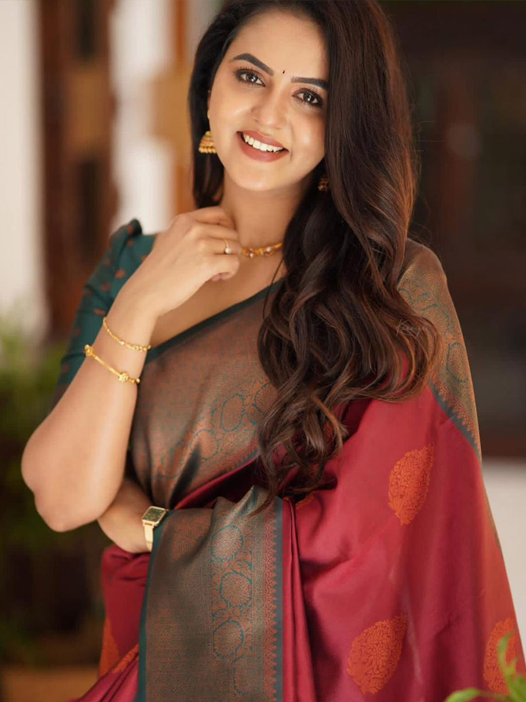 Urban Pallu Woven Design Silk Blend Traditional Saree