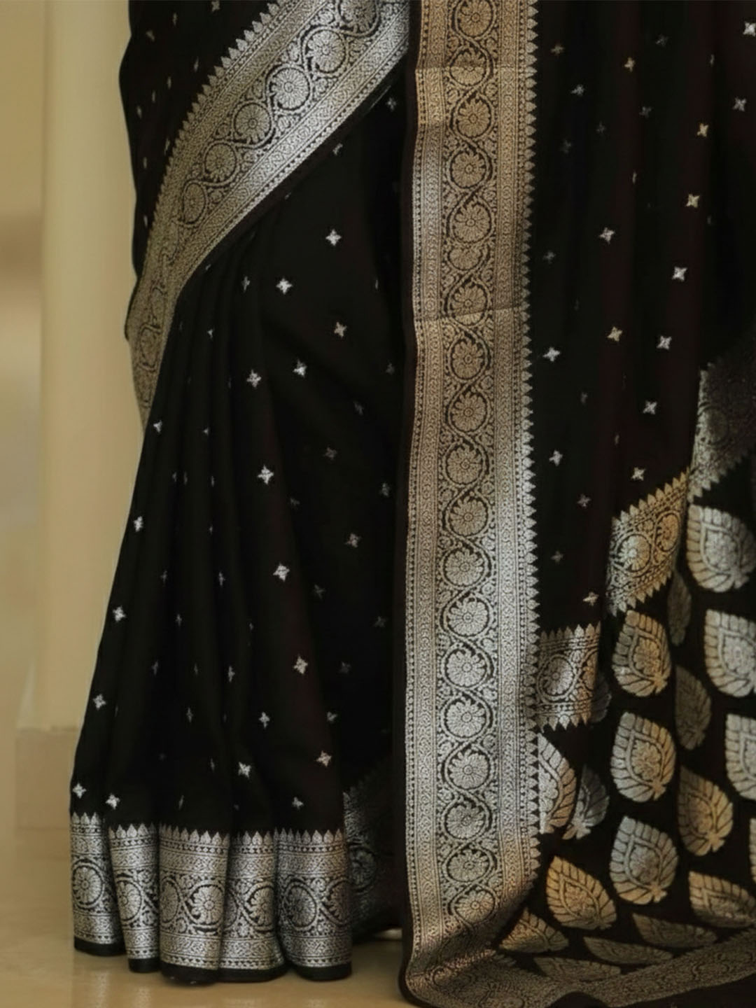 Urban Pallu Woven Design Silk Blend Traditional Saree