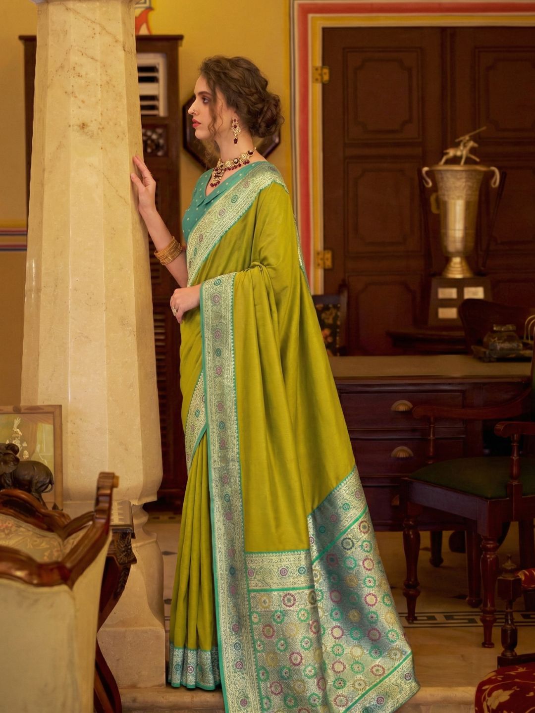 Urban Pallu Woven Design Silk Blend Daily Saree