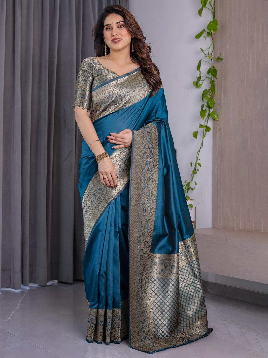 Urban Pallu Woven Design Silk Blend Festive Saree