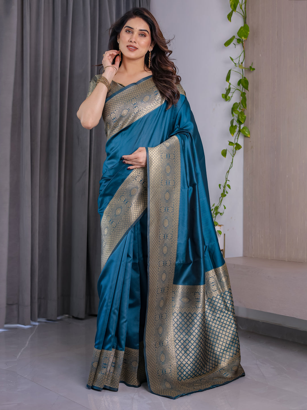 Urban Pallu Woven Design Silk Blend Festive Saree