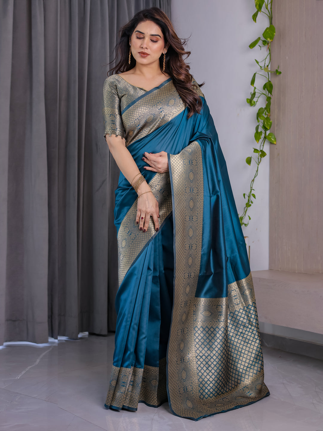 Urban Pallu Woven Design Silk Blend Festive Saree