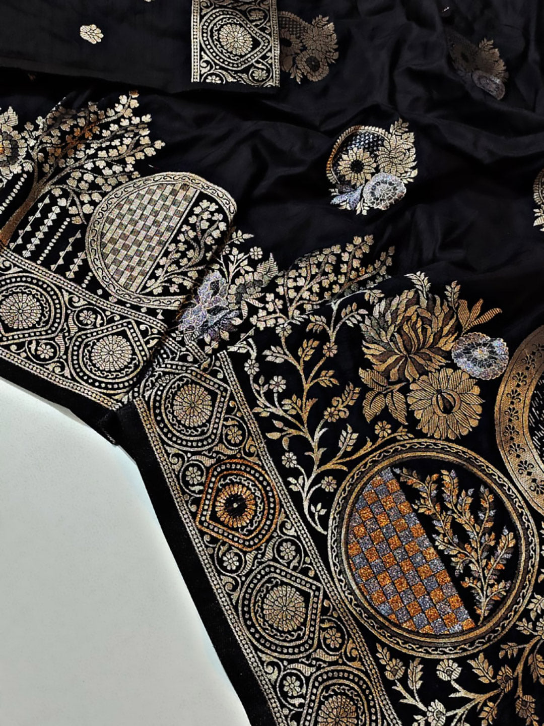 Urban Pallu Woven Design Silk Blend Traditional Saree