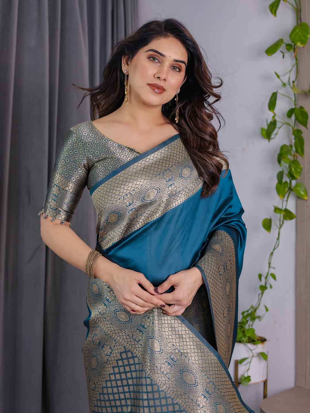 Urban Pallu Woven Design Silk Blend Festive Saree