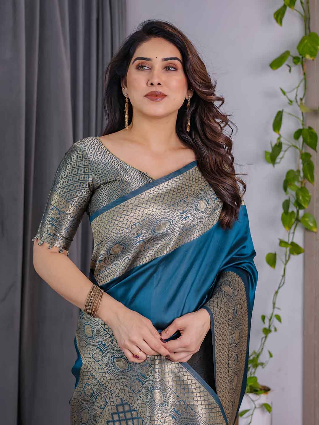 Urban Pallu Woven Design Silk Blend Festive Saree
