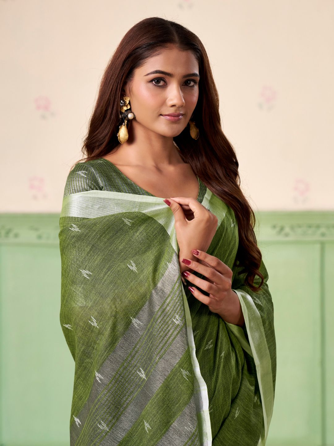 Urban Pallu Woven Design Silk Blend Traditional Saree