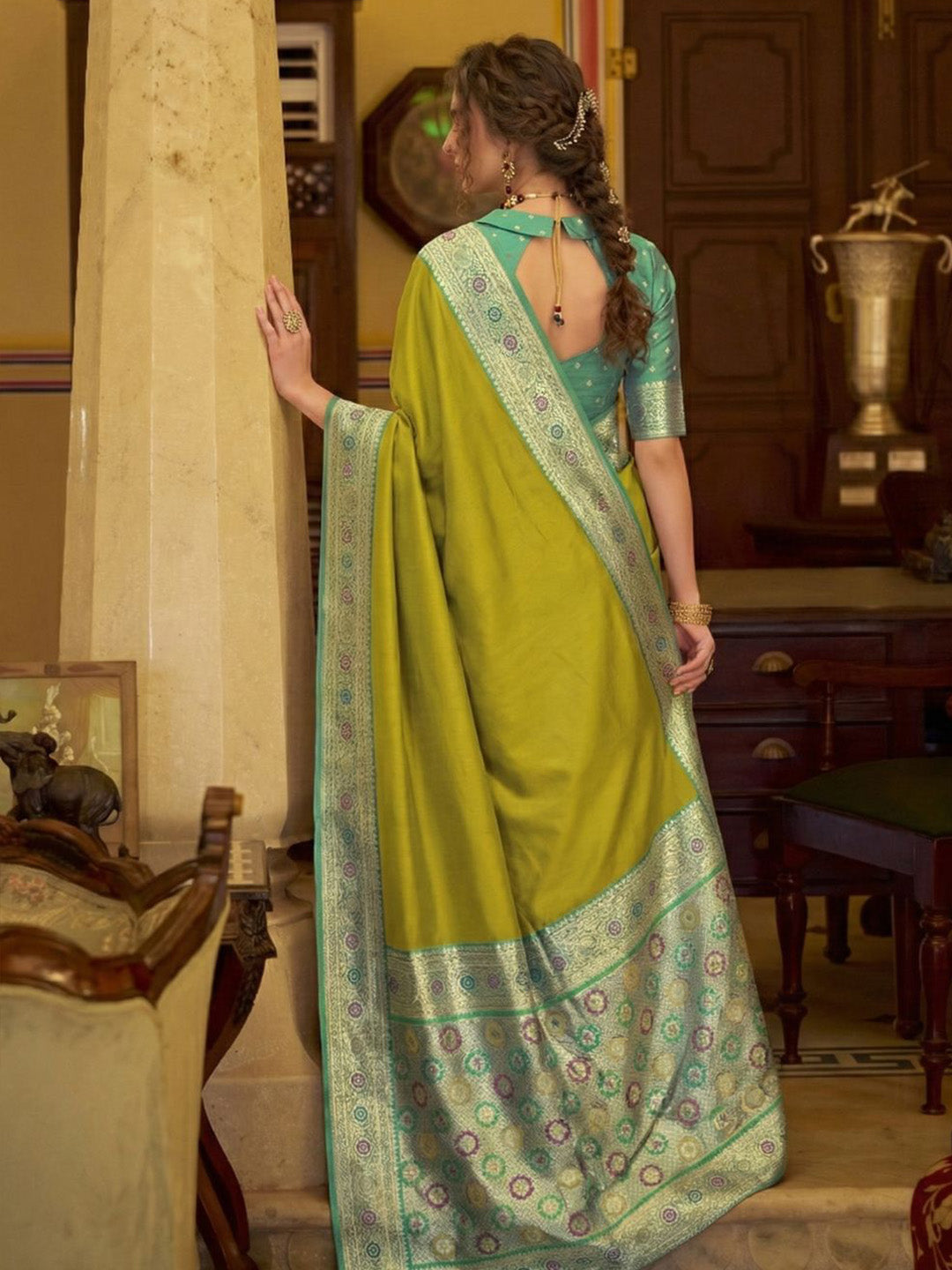 Urban Pallu Woven Design Silk Blend Daily Saree