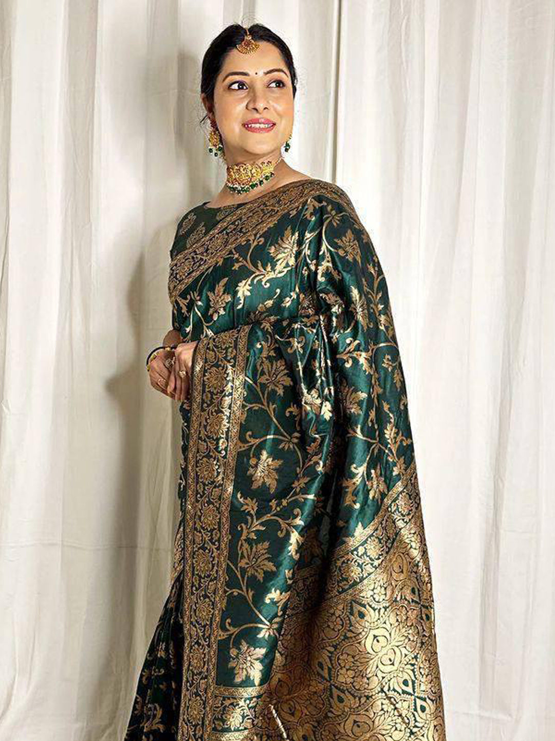 Urban Pallu Woven Design Silk Blend Traditional Saree