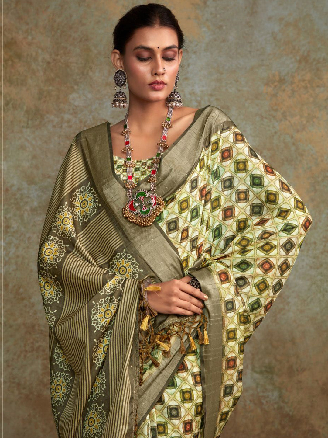 Urban Pallu Printed Silk Blend Daily Saree