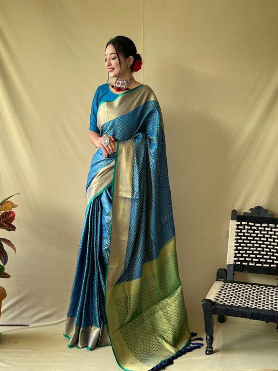 Urban Pallu Woven Design Silk Blend Party Saree