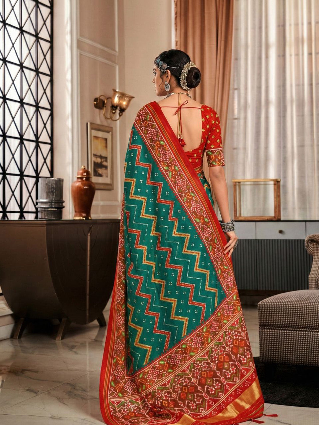 Urban Pallu Woven Design Cotton Blend Daily Saree
