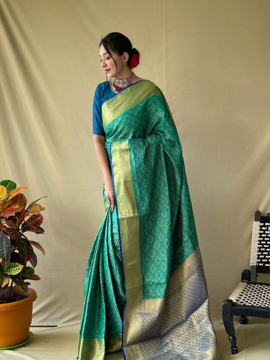 Urban Pallu Woven Design Silk Blend Party Saree
