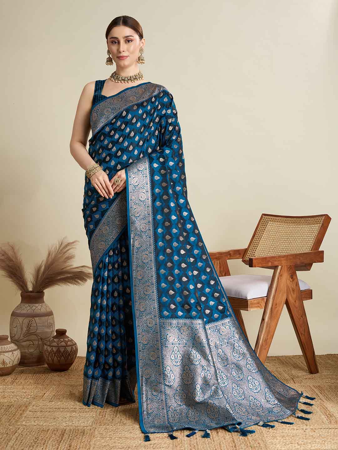 Urban Pallu Woven Design Silk Blend Party Saree
