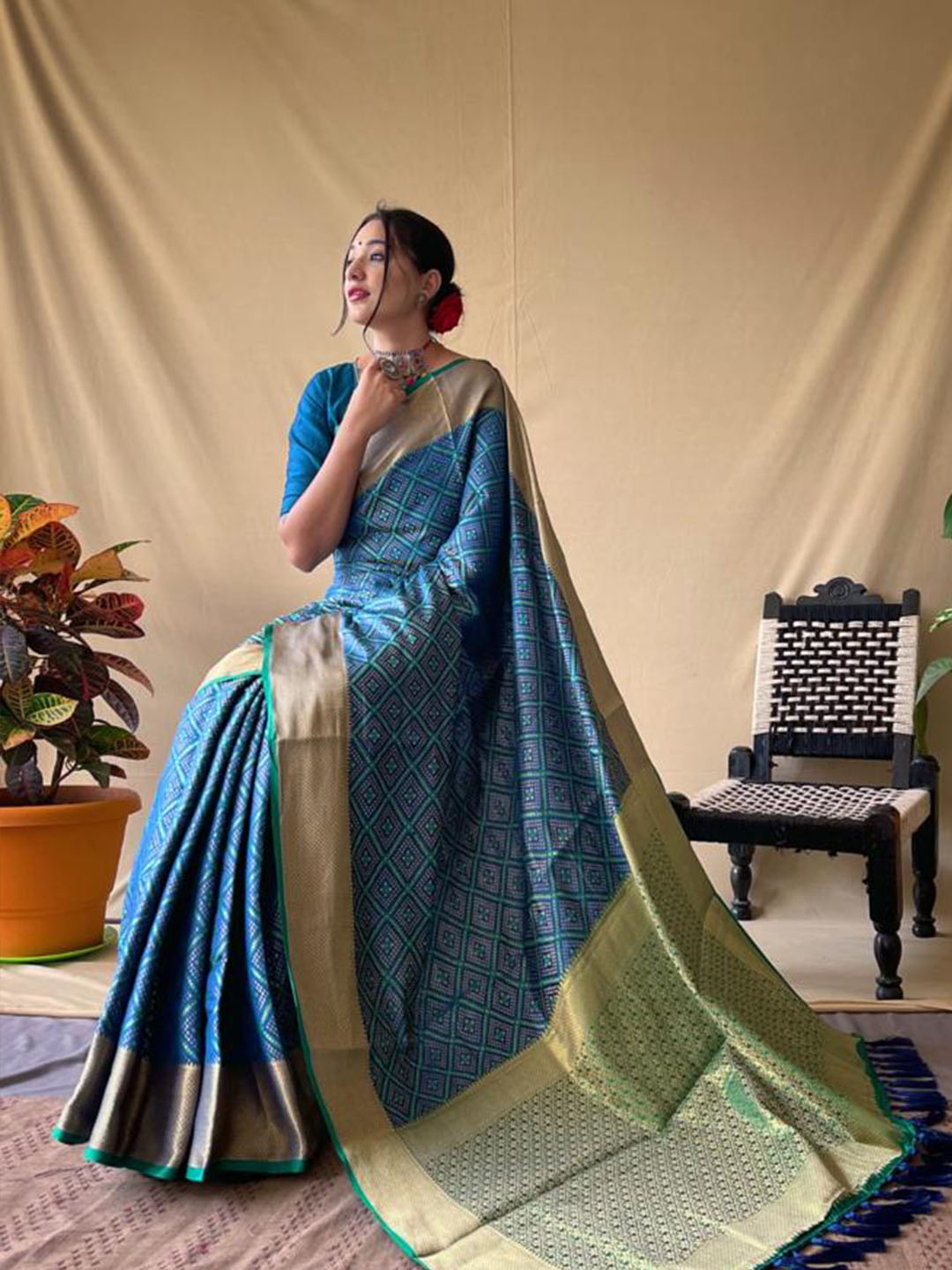 Urban Pallu Woven Design Silk Blend Party Saree