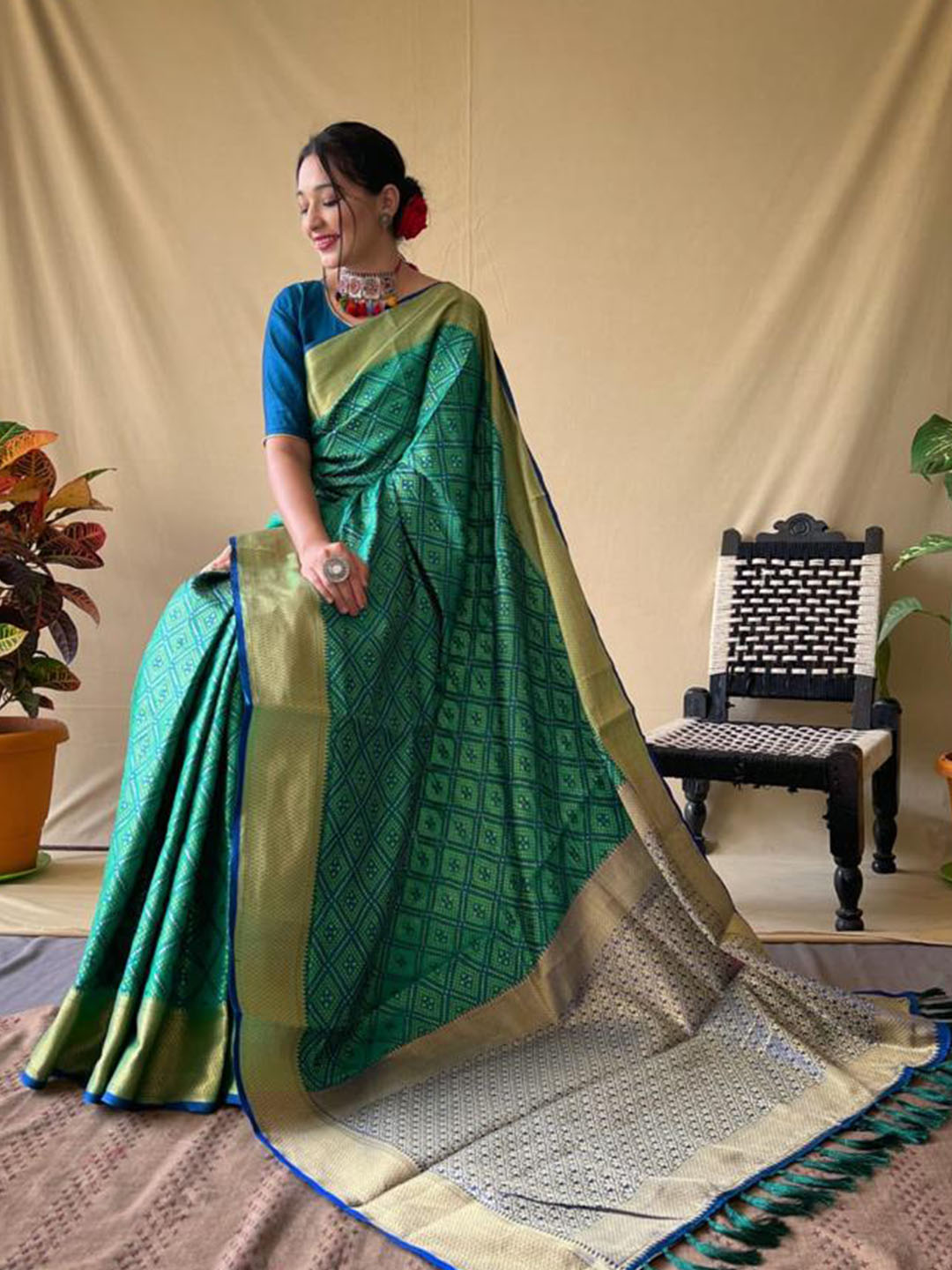 Urban Pallu Woven Design Silk Blend Party Saree