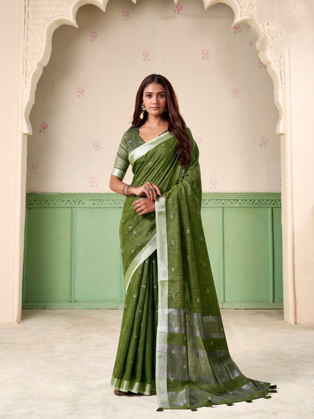 Urban Pallu Woven Design Silk Blend Traditional Saree