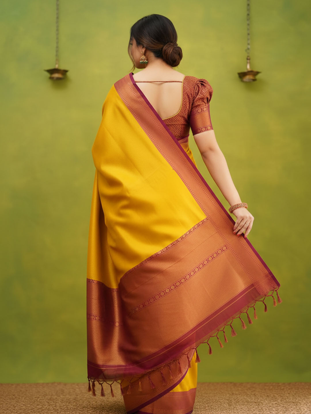 Urban Pallu Woven Design Silk Blend Traditional Saree