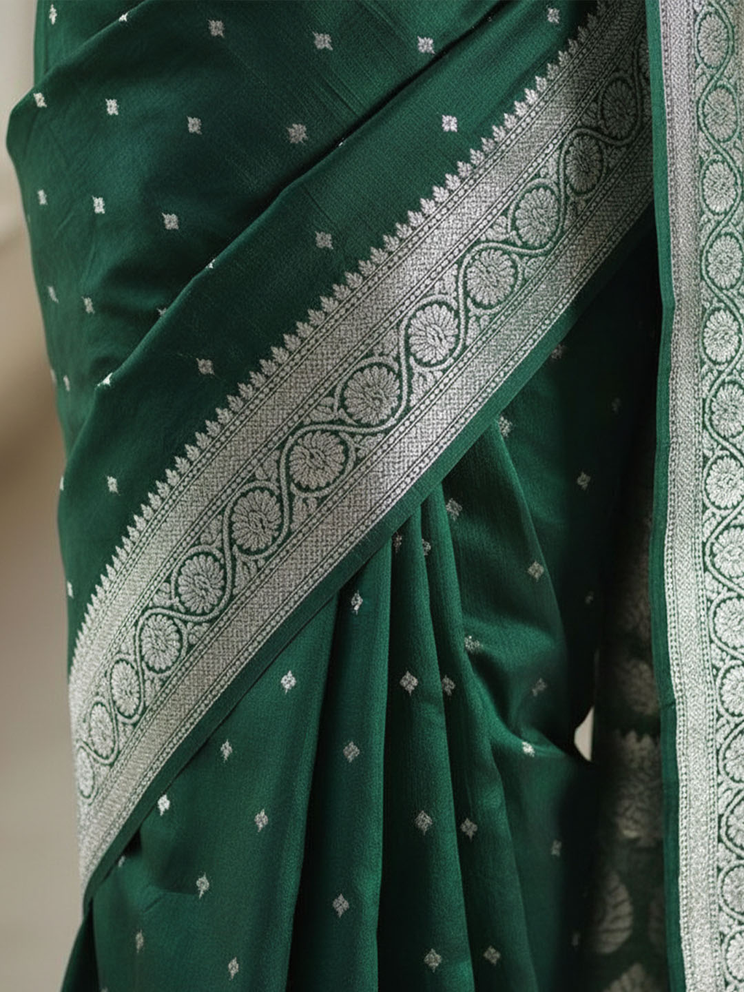 Urban Pallu Woven Design Silk Blend Traditional Saree