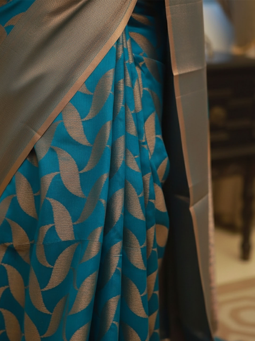 Urban Pallu Woven Design Silk Blend Traditional Saree