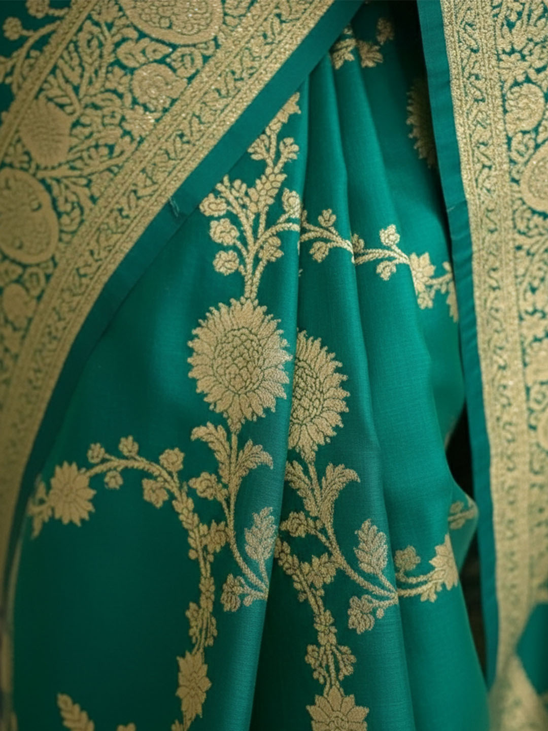 Urban Pallu Woven Design Silk Blend Traditional Saree