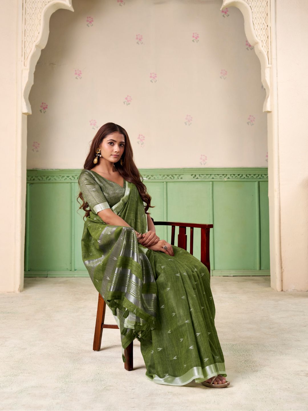 Urban Pallu Woven Design Silk Blend Traditional Saree