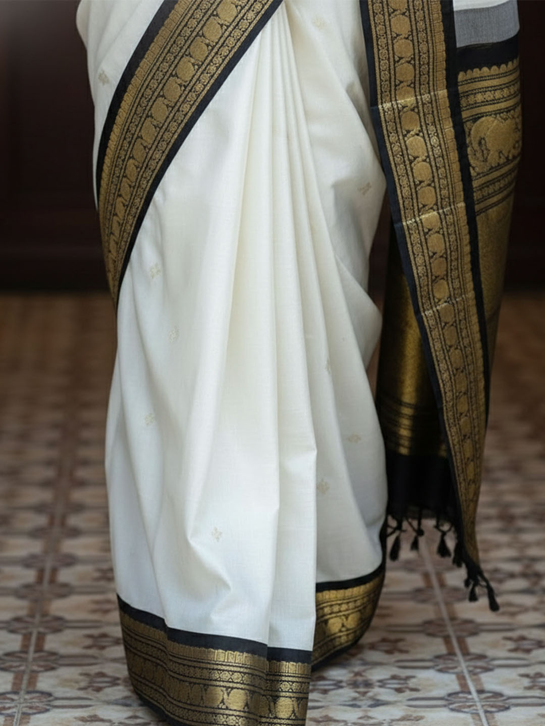 Urban Pallu Woven Design Silk Blend Work Saree
