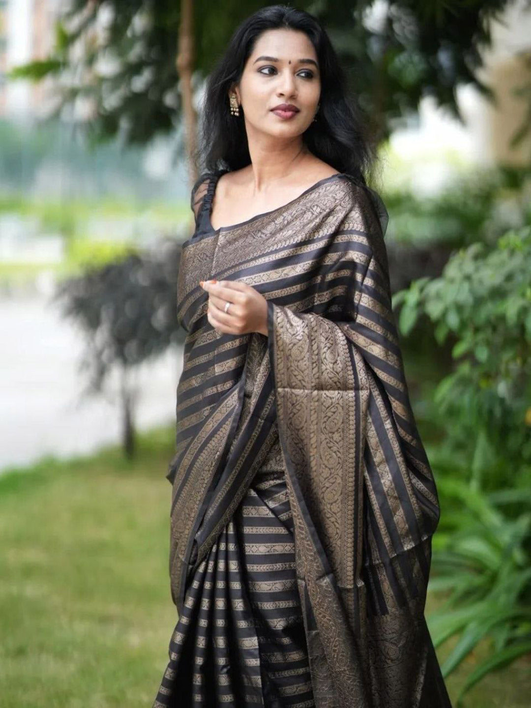 Urban Pallu Woven Design Silk Blend Traditional Saree