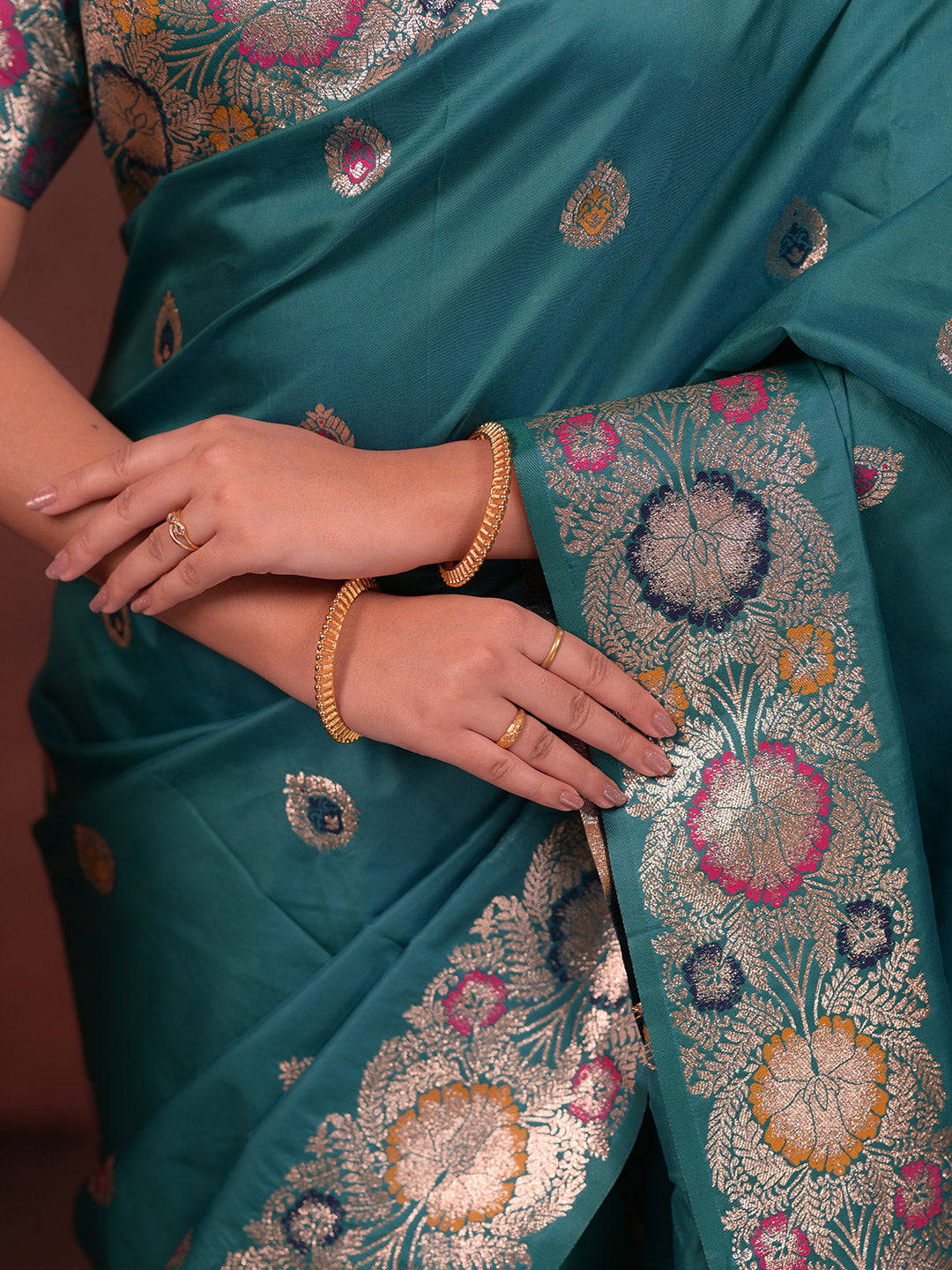 Urban Pallu Woven Design Silk Blend Traditional Saree