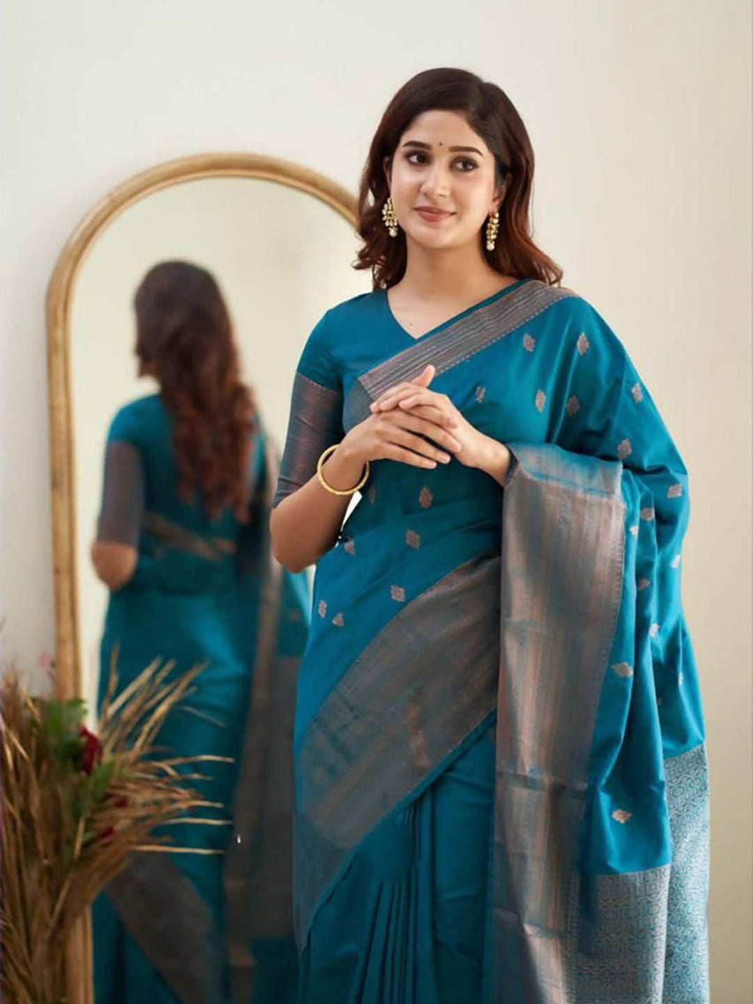 Urban Pallu Woven Design Silk Blend Work Saree