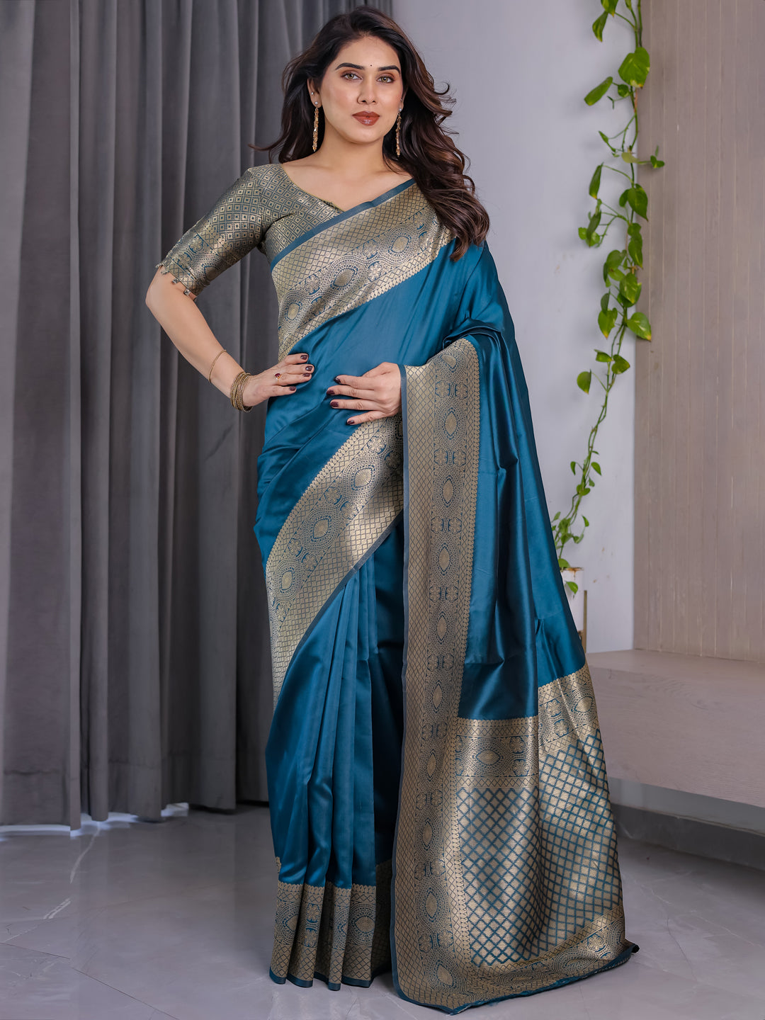 Urban Pallu Woven Design Silk Blend Festive Saree