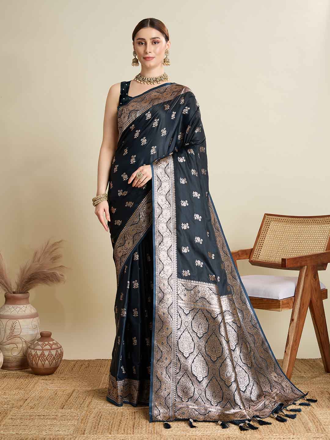 Urban Pallu Woven Design Silk Blend Party Saree