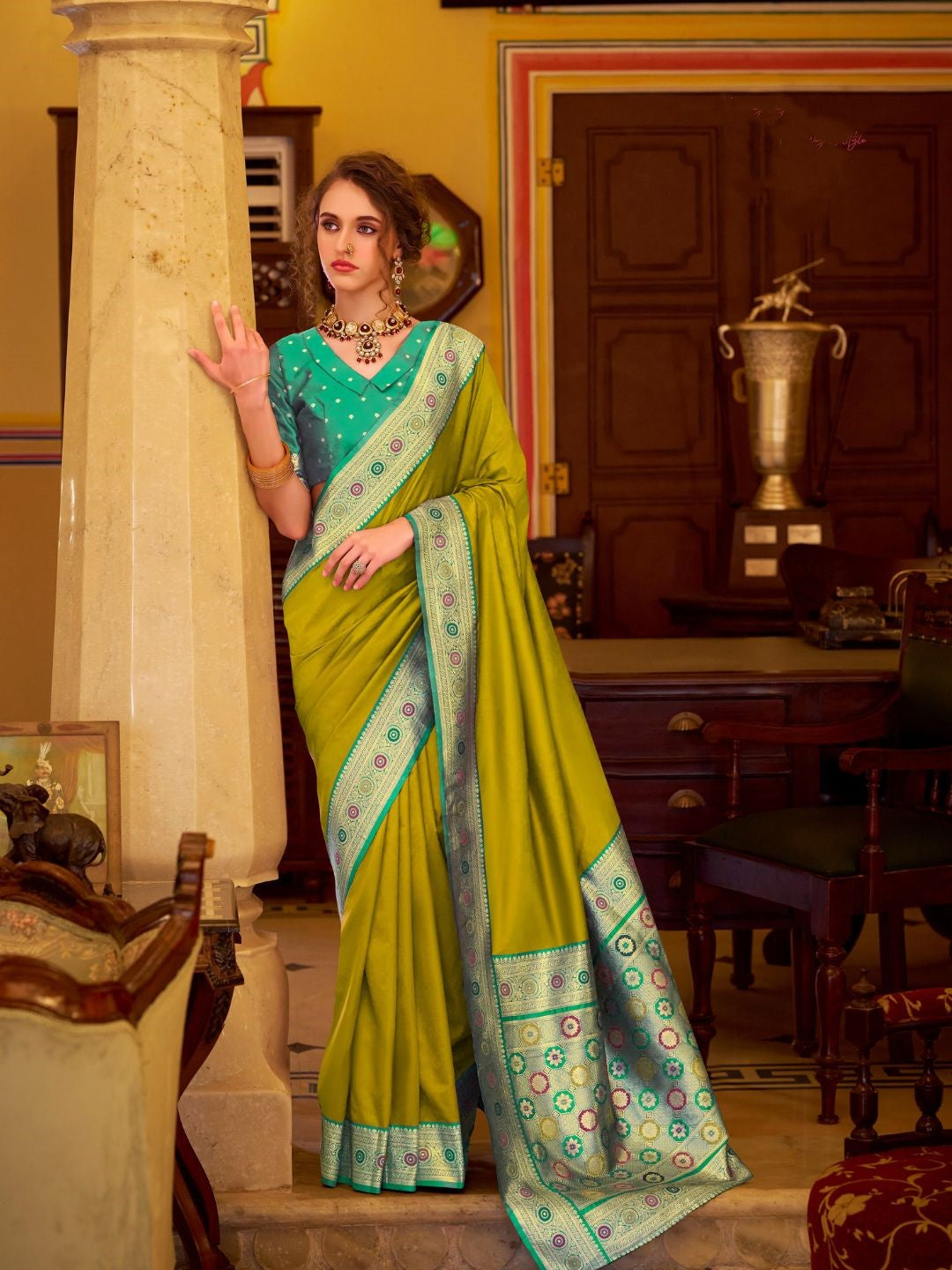 Urban Pallu Woven Design Silk Blend Daily Saree